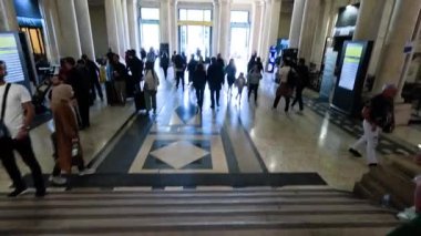 Milano tren istasyonunda hareket eden insanlar