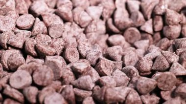 Kaşık hareket halindeki çikolata parçacıklarıyla etkileşim halinde