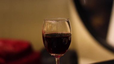 Sıcak bir ortamda bir şarap kadehi