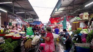 Yağmurlu bir günde canlı pazar aktivitesi