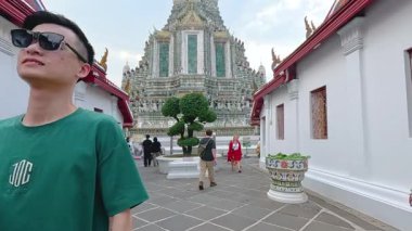 Bangkok, Tayland 'daki Wat Arun tapınağında gezen ziyaretçiler