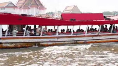 Yolcu gemisi Bangkok tapınağından geçiyor.