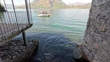 Varenna yakınlarındaki Como Gölü 'nde yelkenliler.