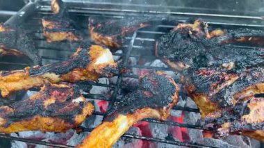 Kuzu pirzolası ızgarada ateşte pişiyor.