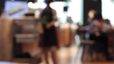 Kalabalık bir yemek katında çeşitli aktiviteler