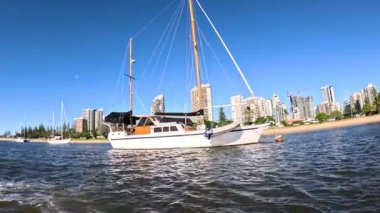 Altın Sahil şehri yakınlarında yelken açan bir tekne.