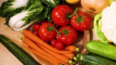 Canlı bir taze sebze gösterisi.