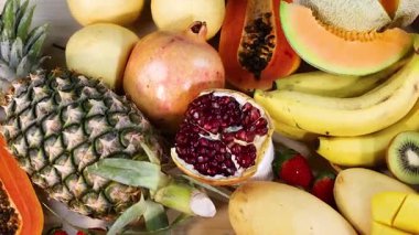 Beyaz arkaplanda gösterilen çeşitli meyveler