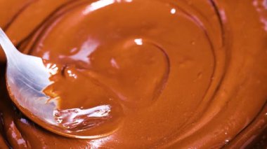 Kaşıkla karıştırılmış kremalı çikolata kasesinde