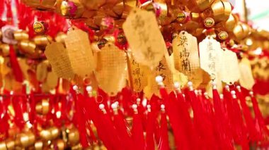 Hong Kong 'da kırmızı püsküllü altın çanlar asılı.