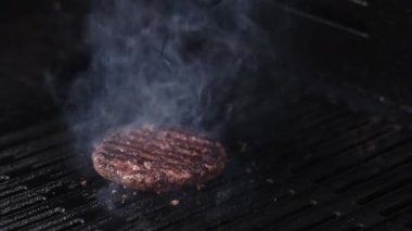 Yükselen dumanla köfte pişirme