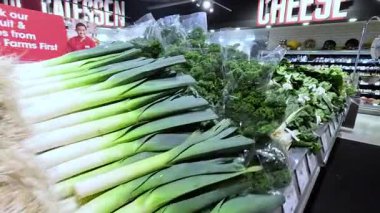 Melbourne süpermarketinde taze sebzeler sergileniyor.