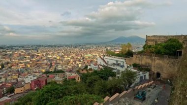 Uzak dağlar ve bulutlarla panoramik şehir manzarası