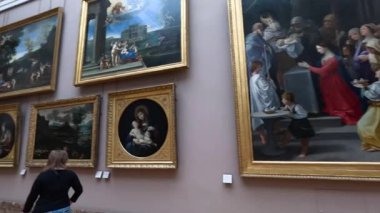 Louvre Müzesini gezen ziyaretçiler