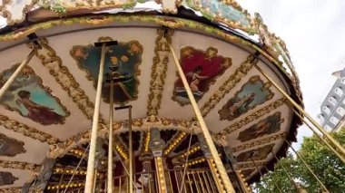 Bordeaux, Fransa 'da dönen bir atlıkarınca