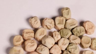 Cüce çekirdekleri, sürekli ışık altında beyaz bir yüzey üzerinde beş saniye içinde dinamik bir görsel şablon oluşturarak yavaş yavaş yeniden düzenlenir.