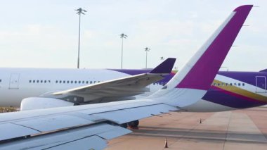 Uçak kalkıyor ve havaalanına park ediyor.