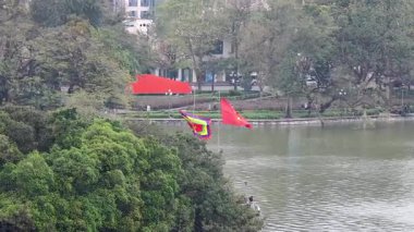 Göl kenarında dalgalanan bayraklar