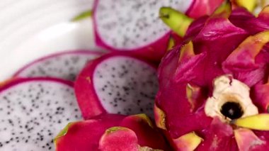 Canlı ejderha meyvesi dilimlenmiş ve güzelce düzenlenmiş.