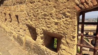 Napoli 'ye bakan parmaklıklı pencereli taş duvar