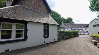 Ağaçlarla kaplı, huzurlu bir cadde boyunca büyüleyici evler.