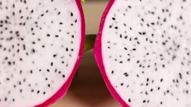 Eller kesilmiş ve içinde ejderha meyvesi var.