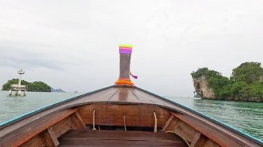 Tekne manzaralı okyanus ve adalarda seyahat eder.