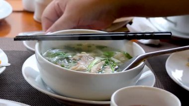 Erişte çorbasına kırmızı biber ekliyorum.