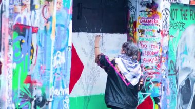 İnsanlar Melbourne sokaklarında canlı grafitiler görüyorlar.