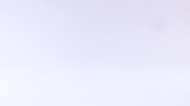 Bir masa tenisi topu yüzeyde zıplar.