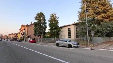 İtalya, Piedmont 'ta sakin bir sokak sahnesi