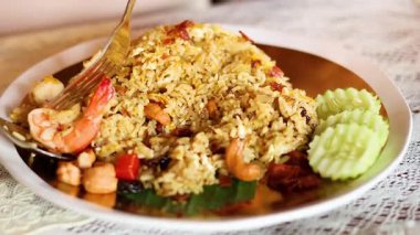 Lezzetli karidesli Tayland yemeğinin tadını çıkarmak