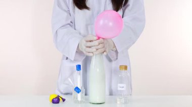 Kimyasal reaksiyon kullanarak balon şişirmek