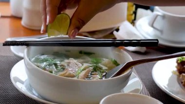 Erişte çorbasına limon sıkıyorum.