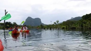 Grup halinde Krabi 'nin su yolunda kano yapacağız.