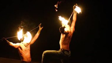 Geceleri ateş etme yeteneği sergileyen iki sanatçı.