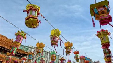 Hong Kong tapınağında sallanan canlı fenerler.