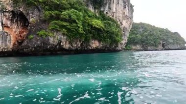 Krabi 'nin çarpıcı sahil kayalıklarını gösteren tekne yolculuğu.