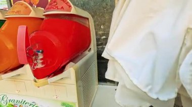 Turistler Napoli 'de hamur işleri ve içeceklerin keyfini çıkarıyorlar