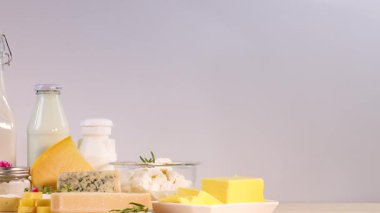 Mavi arka planda çeşitli süt ürünleri