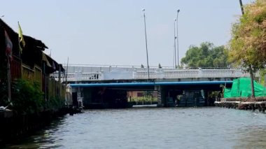 Bangkok 'taki kanal köprüsünün manzaralı manzarası.