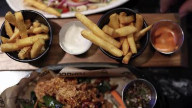 Kızarmış patates ve soslu tavuk kanadı.