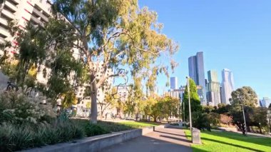 Melbourne 'da bir parkta yürüyüş