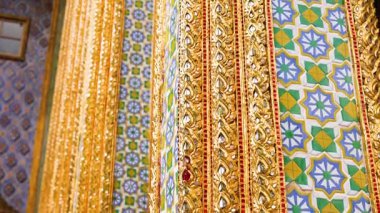 Tapınağın dekoratif mozaik desenlerinin ayrıntılı görüntüsü