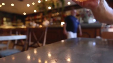 Aperol Spritz bar masasına konur.