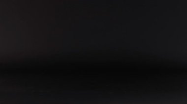 Bir tenis topu havada hareket eder.