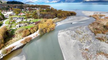 Hava görüntüleri Glenorchy 'nin dingin nehir kıvrımlarını, berrak gökyüzünün altında canlı sonbahar yapraklarını ve sakin sularını yakalıyor.