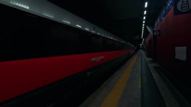 Tren gelir ve Torino istasyonundan ayrılır.