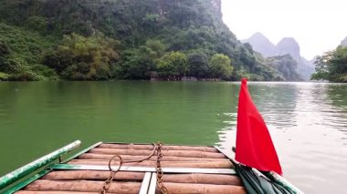 Tahta sal, huzurlu Vietnam sularında süzülüyor.