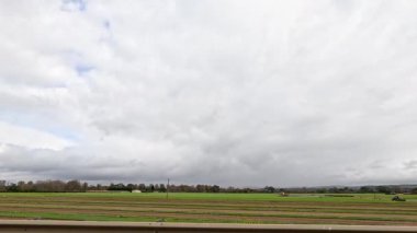 Ballarat 'ın yemyeşil tarlalarını gösteren bir sürüş.